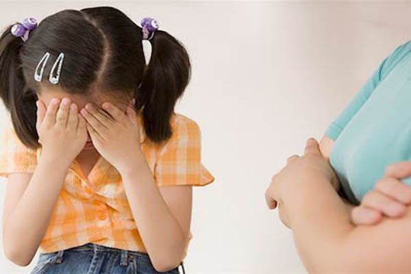 2. Không bao giờ hứa với con điều gì mà không thực hiện. Nếu bạn hứa với bé rằng, con phải thực hiện cái này, mẹ sẽ thưởng cái kia. Tốt nhất hãy suy nghĩ khả năng thực hiện trước khi nói với trẻ điều đó. Điều này sẽ tạo cho con một thói quen kỷ luật từ những hành động và lời nói của bạn.