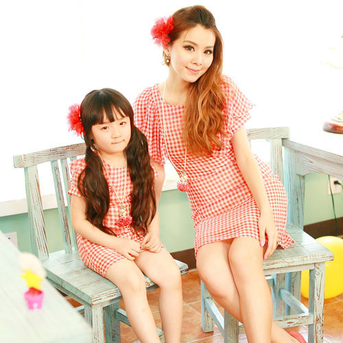 Style váy suông kẻ caro nhẹ nhàng, nhấn nhá thêm chút bèo điệu đà ở cánh tay là sự kết hợp ăn ý cho mẹ và con.
