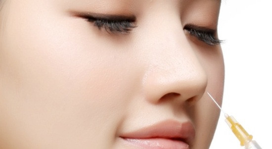 Hiện nay, dịch vụ nâng mũi ngày càng được cải tiến, khách hàng có thể chọn cách nâng mũi bằng cách tiêm chất làm đầy nếu ngại xâm lấn bằng dao kéo.