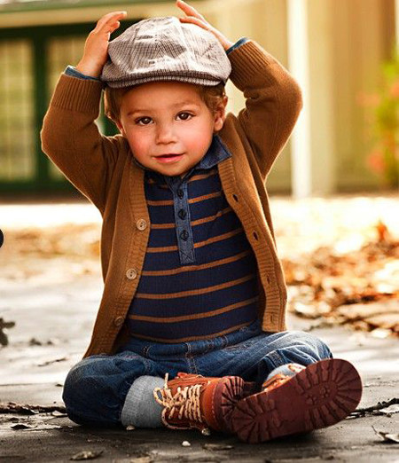 Điểm nhấn của style này nằm ở chiếc mũ, áo len màu sậm cổ điển.