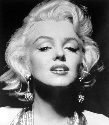 Hình ảnh hoàn hảo của Monroe trong những thước phim của những năm 50s như Marry a Millionaire (1953), The seven year itch (1955) và Some like it hot (1959) đều cho thấy khuôn mặt hoàn hảo cùng chiếc cằm thon nhọn.