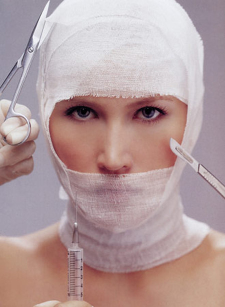 Rủi ro. Không một phẫu thuật nào là không có rủi ro. Phẫu thuật thẩm mỹ hầu hết đều đòi hỏi gây mê toàn bộ. Tuy nhiên, có khả năng là bạn sẽ không đạt được kết quả mong muốn sau khi hoàn thành hoặc xảy ra sai sót trong khi tiến hành phẫu thuật. Vậy liệu có đáng phải “đánh cược” nhan sắc, thậm chí cả tính mạng cho một việc không thực sự cần thiết?