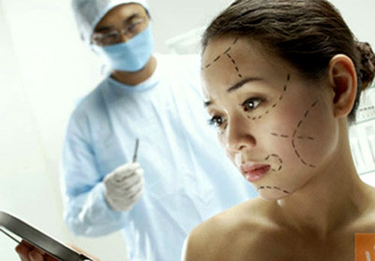 Chỉnh sửa chỉ là sự khởi đầu. Trải qua phẫu thuật thẩm mỹ, đặc biệt là trên khuôn mặt, thường mới chỉ là bắt đầu. Cho dù bạn không lựa chọn các liệu trình chống lão hóa hoặc chỉnh sửa mũi, thì nhiều khả năng bạn sẽ vẫn tìm thấy những "lỗi" khác trên cơ thể mình và quyết tâm sửa tiếp cho đến khi hoàn hảo thì thôi.