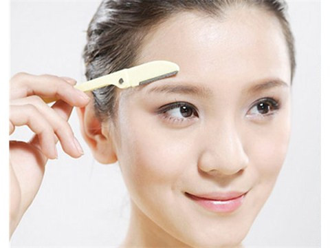 Tỉa lông mày thừa, tạo dáng chân mày thật.