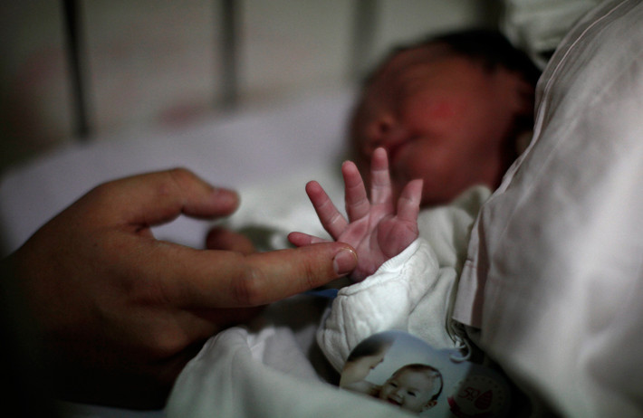 Anh Chen Yiming hồi hộp chạm ngón tay vào bàn tay bé nhỏ của đứa con đầu lòng.