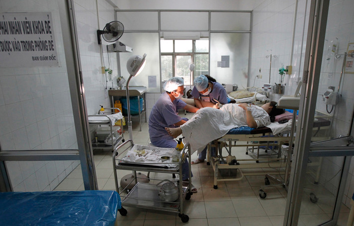 Bác sĩ đang giúp cô Lê Thị Nga, 26 tuổi, sinh tại bệnh viện phụ sản Trung ương.