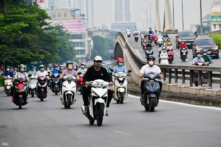 7h30 tại chân cầu vượt Ngã Tư Sở, hướng từ quận Thanh Xuân về trung tâm thủ đô. Ảnh: Nhật Sinh.