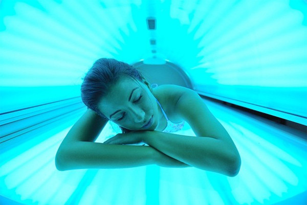 3. Sử dụng giường tanning tắm nắng. Mặc dù thời gian mỗi lần tắm rám chỉ từ 10-15 phút, tia cực tím từ chiếc giường này lại lớn hơn ánh nắng mặt trời tự nhiên lớn hơn rất nhiều lần, vì vậy nó dẫn đến nguy cơ bỏng da, lão hóa và ung thư da. Theo thống kê của Viện da liễu Hoa Kỳ, có tới 55% người bị ung thư da vì làm đẹp theo cách này.