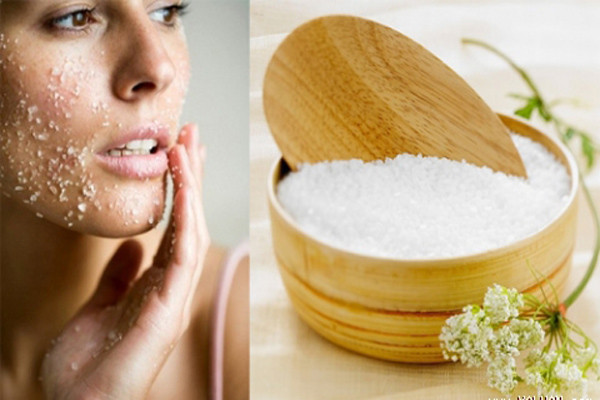 4. Tẩy da chết quá nhiều. Liệu pháp này loại bỏ tế bào da chết và làm sáng lên làn da của bạn, nhưng đừng lạm dụng nó. Nếu bạn chà quá mạnh, da sẽ trở nên thô. Tẩy tế bào chết quá mức có thể gây hại cho làn da của bạn hơn là giúp da bạn khỏe.
