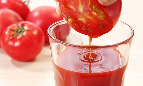 4. Trị bệnh cao huyết áp. Là thực phẩm rất giàu vitamin C và P, nếu ăn thường xuyên mỗi ngày 1- 2 quả cà chua sống sẽ có khả năng phòng chống cao huyết áp rất tốt, đặc biệt là khi có biến chứng xuất huyết đáy mắt.