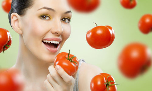 2. Làm đẹp, chống lão hóa. Cà chua rất giàu lycopene. Các chất chống ôxy hóa lycopene giúp bảo vệ da khỏi tác hại của tia cực tím (UV). Nấu chín cà chua tươi, sau đó bỏ vỏ, nghiền nát và cho thêm vào đó vài viên đường trắng và đem đắp lên da. Như vậy có thể giúp bạn làm trắng mịn và ngừa lão hóa cho da.