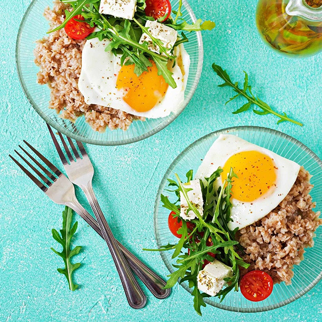 Ăn khoảng 3 tiếng một lần: Khi chia đều lượng calories hàng ngày, ví dụ 6 bữa ăn cách nhau khoảng 3 giờ đồng hồ, bạn sẽ tránh được cảm giác đầy bụng. Bên cạnh đó, cơ thể được cung cấp liên tục các chất dinh dưỡng đa lượng và vi lượng để hoạt động bình thường. Điều này đặc biệt hữu ích khi tập tạ cường độ cao. Ngoài ra, bạn nên bổ sung khoảng 30 g protein cho mỗi bữa ăn. Ảnh: Pinterest, Medium.