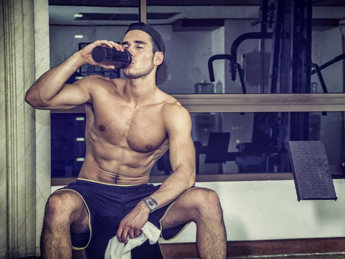 Bổ sung whey protein: Nhờ được tiêu hóa nhanh chóng, whey protein trở thành nguồn dưỡng chất tối ưu cho gymmer sau buổi tập. Whey protein cũng chứa các acid amin chuỗi nhánh leucine nồng độ cao - cần thiết cho quá trình xây dựng cơ bắp. Bạn có thể xay nhuyễn chuối, quả việt quất, hạnh nhân, sữa chua kèm bột whey protein để tạo thành món đồ uống giàu dinh dưỡng. Ảnh: Business Insider.