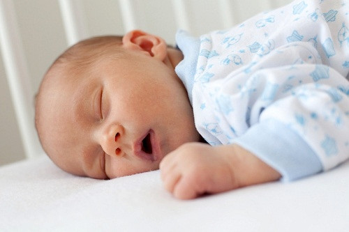 Trẻ em có nhiều xương hơn người lớn. Trong khi người lớn có 206 xương thì trẻ em có tới 300 xương. Khi hệ thống này phát triển bình thường, một số xương sẽ tự "biến đi".