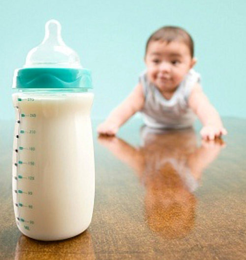 Nguyên liệu để xăm không đơn giản là sữa với mực thông thường. Sữa ở đây là sữa của bà đẻ con so, phải lấy sau lúc sinh 1- 2 giờ khi đó về sữa mới có màu trong vắt và giữ ở nhiệt độ 18- 20 độ nhưng sử dụng chỉ được 1 giờ.