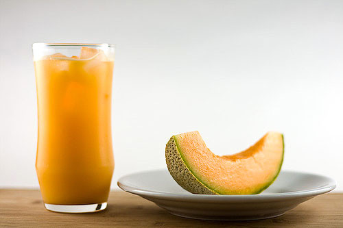 Nước ép dưa vàng. Dưa vàng rất giàu vitamin A tốt cho sức khỏe cũng như làn da. Xay dưa vàng thành nước ép và thoa lên vùng da có mụn để trị mụn một cách tự nhiên.