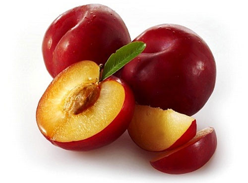 Mận. Loại quả này có thể chế biến thành loại nước ép giải khát lạ miệng và tốt cho sức khỏe. Mận chứa nhiều vitamin C và các axit tự nhiên giúp thúc đẩy sự phân hủy các phân tử chất béo và protein trong thức ăn. Một cốc nước ép mận tươi sẽ là sự lựa chọn lý tưởng cho bạn sau những bữa ăn nhiều dầu mỡ, thịt cá.