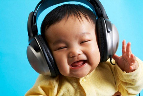 Cho con tiếp xúc với âm nhạc một cách thường xuyên. Theo một nghiên cứu của các nhà khoa học thuộc trường Đại học Toronto, âm nhạc có tác dụng rất lớn trong việc nâng cao chỉ số IQ và tăng khả năng trí nhớ của trẻ. Đây là một trong những nguyên nhân các nhà khoa học vẫn khuyên các mẹ nên cho bé nghe nhạc và tiếp xúc với âm nhạc ngay từ khi còn trong bụng mẹ.