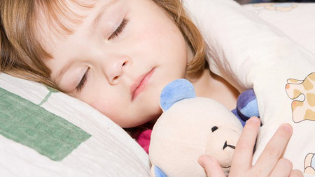 Đảm bảo con ngủ đủ và ngon giấc. Rất nhiều nghiên cứu và gần đây nhất là nghiên cứu của các nhà khoa học trường Đại học Stanford đã chứng minh rằng trí nhớ nói riêng và trí thông minh nói chung sẽ bị giảm sút khá nhiều khi trẻ không được ngủ đủ và ngủ sâu giấc. Giấc ngủ giúp não bộ xua tan mệt mỏi. Trẻ ngủ quá ít sẽ ảnh hưởng đến sự phát triển trí lực và khả năng tiếp thu học tập.