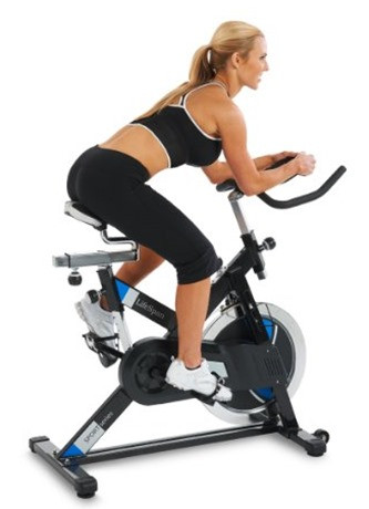Chạy tăng cường sức khỏe tim mạch, cải thiện tiêu hóa, làm giảm trầm cảm, đốt cháy lượng calo lớn và cũng cải thiện sức khỏe toàn cơ thể. Chạy buổi sáng là cách điều trị có lợi nhất cho bệnh nhân tim.