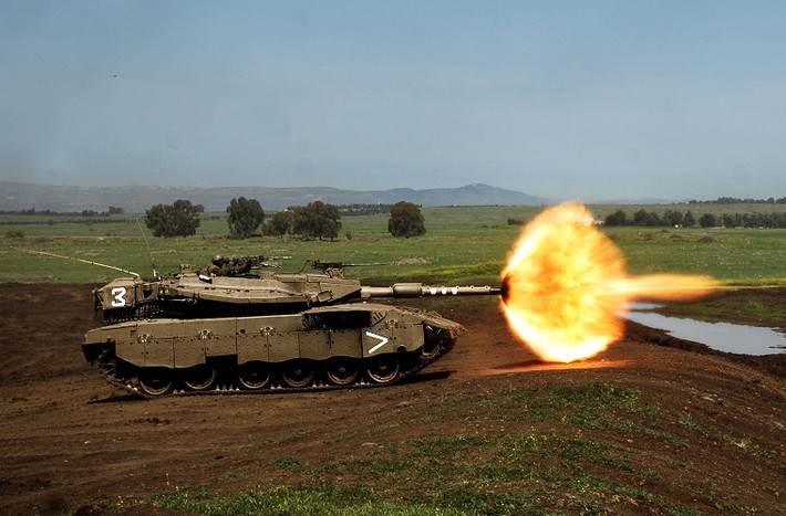 Merkava IV có trọng lượng khoảng 65 tấn, được trang bị các công nghệ phòng vệ xe tăng tốt nhất trên thế giới hiện nay. Nó còn được trang bị hệ thống hỏa lực mạnh mẽ với pháo chính 120mm nòng trơn MG253, ngoài ra Merkava IV còn có khả năng phóng tên lửa chống tăng LAHAT qua nòng. Tuy có trọng lượng khá lớn nhưng tốc độ di chuyển của Merkava IV có thể đạt 64km/h nhờ được trang bị một động cơ diesel 1.500 mã lực.