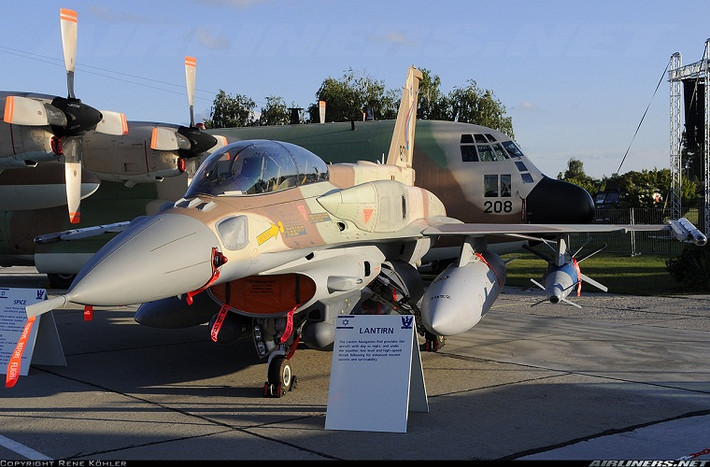 F-16I có phạm vi chiến đấu lên tới 4.220km, trần bay tối đa trên 15.000m, nó có thể mang theo 7 tấn vũ khí các loại gồm tên lửa không đối không, không đối đất và bom dẫn đường thông minh . Các loại vũ khí trên có thể dễ dàng phá hủy các phương tiện quân sự và công trình kiên cố của phiến quân Nhà nước Hồi giáo IS.