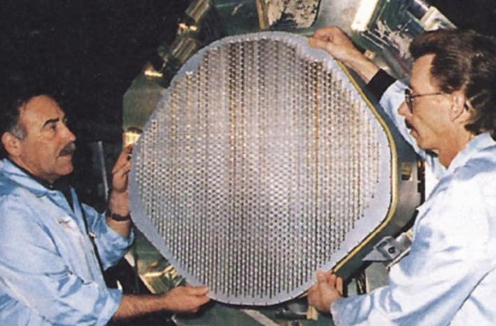 Cảm biến chính của F-22 là radar quét mạng pha điện tử chủ động AESA AN/APG-77. Radar này có khả năng thay đổi tần số liên tục để tránh bị phát hiện, an-ten của radar có thể hoạt động trong 120 độ ở độ cao và phương vị. APG-77 có phạm vi phát hiện mục tiêu có RCS 1m2 ở khoảng cách 240km. Nó được đánh giá là radar trên tiêm kích tốt nhất thế giới hiện nay.