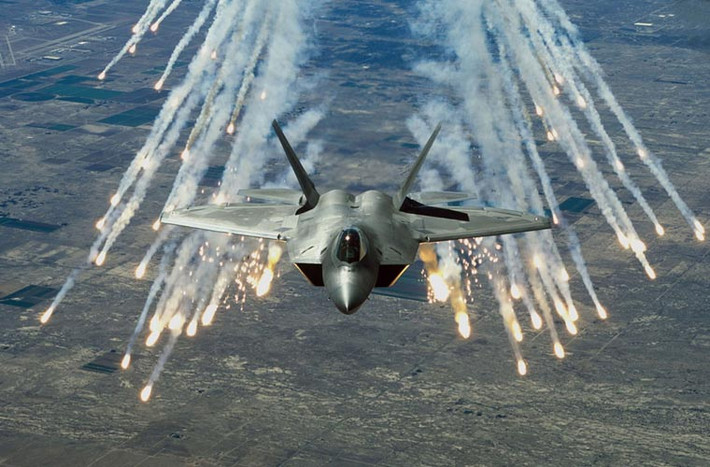 Có thể nói rằng, chiến dịch không kích IS ở Syria lần này là một sự đánh giá không thể tốt hơn cho khả năng tấn công mặt đất của F-22. Với các gói nâng cấp mới đã mở rộng vai trò của F-22 chứ không chỉ bó hẹp trong nhiệm vụ chiếm ưu thế trên không như trước.