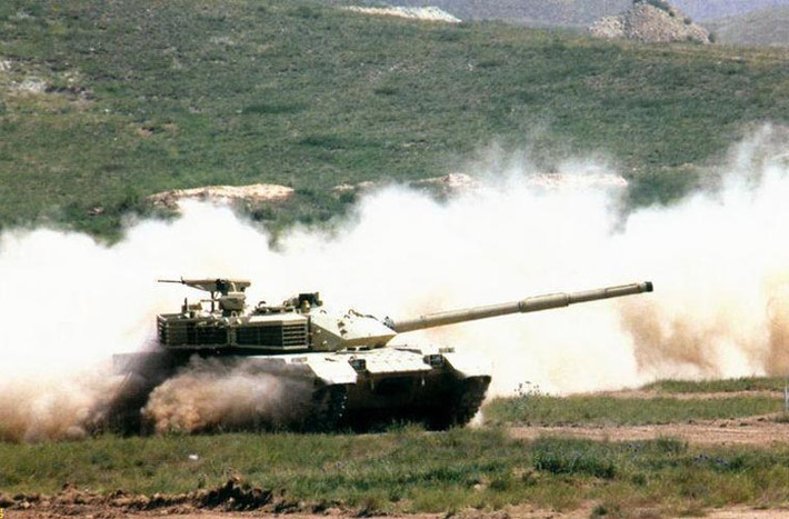 VT-4 đang thử nghiệm khả năng cơ động vượt qua màn khói. Dường như Trung Quốc chăm chút rất kĩ cho mẫu xe tăng này nhằm xóa bỏ tiếng xấu chất lượng kém các thế hệ xe tăng trước đó.