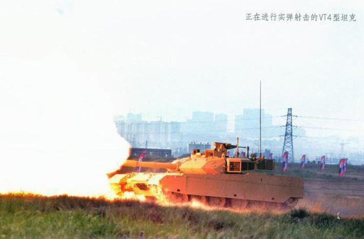 Thử nghiệm khoa mục bắn đạn thật. Hệ thống hỏa lực của VT-4 có thể vẫn giống các loại xe tăng Type 99 hay Type 96 với pháo nòng trơn 125mm nhưng trang bị giá điều khiển tự động lắp súng máy hạng nặng trên nóc tháp pháo.