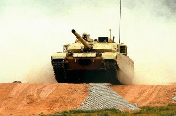 Xe tăng VT-4 đang thực hiện động tác cơ động trên địa hình ghồ ghề với các ghờ đất nhân tạo nhằm kiểm tra khả năng cơ động của nó.