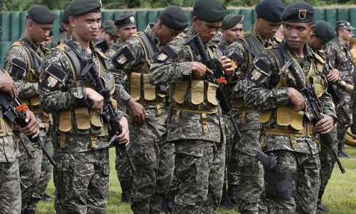 Các binh sĩ Thủy quân Lục chiến Philippines được ưu tiện nhận cùng một số đơn vị Lục quân.