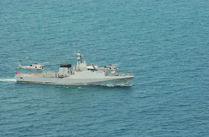 Tàu tuần tra ven biển hiện đại do Thái Lan tự đóng, HTMS Krabi, lượng giãn nước 1.969 tấn, dài 90,5m, trang bị pháo 76mm và 30mm, chở được một trực thăng.