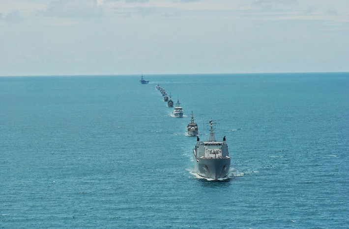 Ngoài Chakri Narubet, cuộc tập trận còn có sự tham gia của tàu đổ bộ lớn HTMS Angthong và dàn tàu chiến hiện đại của hải quân nước này.