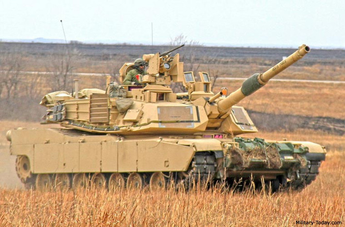 M1A2SEP được trang bị pháo chính M256 nòng trơn 120mm, có thể bắn tất cả các loại đạn tiêu chuẩn NATO dành cho xe tăng. M256 có tầm bắn hiệu quả tối đa 4km. Vũ khí chủ lực của nó là loại đạn xuyên giáp động năng APFSDS M829A3 được nhồi uranium nghèo có khả năng xuyên giáp cực mạnh.