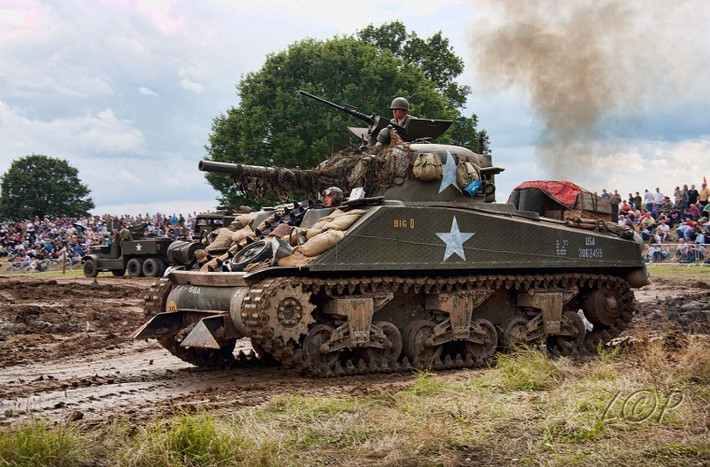 Xe tăng hạng trung M4 Sherman: đây là mẫu xe tăng thành công nhất của Quân đội Mỹ trong Chiến tranh Thế giới thứ 2. Nếu mặt trận phía đông Quân đội Đức gặp trở ngại với T-34 của Liên Xô, thì ở mặt trận phía tây Sherman lại là rào cản lớn nhất của quân Phát Xít.