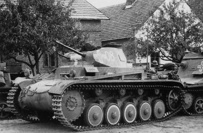 Xe tăng hạng nhẹ Panzer II: là mẫu xe tăng huyền thoại của Quân đội Phát xít Đức trong Chiến tranh Thế giới thứ 2. Tuy có trọng lượng cũng như vũ khí không bằng các mẫu xe tăng hạng nặng B1 hay xe tăng hạng trung S35 của Quân đội Pháp, nhưng Panzer II lại khiến nước Pháp khốn đốn trong mọi cuộc đấu tăng với Đức.