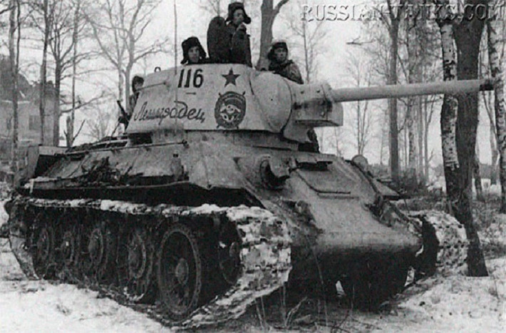 Xe tăng hạng trung T-34: trong Chiến tranh Thế giới thứ 2 không thể không kể tới vai trò của những chiếc xe tăng T-34 của Liên Xô trong cuộc chiến chống Phát Xít Đức. Nhờ trang bị hệ thống giáp dày và hỏa lực mạnh mẽ đã giúp T-34 có thể phá hủy những chiếc xe tăng Panzer của Quân đội Đức.