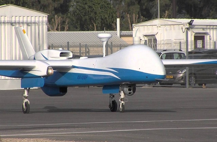 UAV Super Heron có phạm vi hoạt động tầm 250km thông qua các trạm điều khiển mặt đất và lên tới 1.000km nếu điều khiển thông qua hệ thống vệ tinh. Nó có thể hoạt động liên tục suốt 45 giờ đồng hồ, với trần bay tối đa là 9.100m. Super Heron được trang bị một động cơ có công suất 200 mã lực, giúp mẫu UAV này có thể đạt tốc độ bay tối đa lên tới 280km/h.