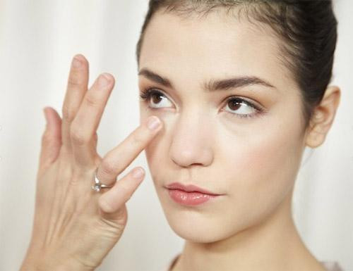 Massage bằng dầu dừa. Tuyến bã nhờn được tạo ra ở bên dưới lớp da và tiết ra một chất dầu gọi là bã nhờn bôi trơn da và tóc. Bạn chỉ cần chịu khó massage đều đặn quanh mắt bằng dầu dừa mỗi ngày trước khi ngủ, chỉ sau 3 đến 4 tháng bạn sẽ thấy nếp nhăn giảm đi thấy rõ.