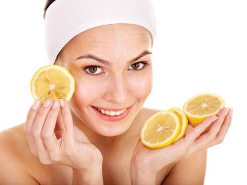Chanh: Cắt một trái chanh và ép lấy nước. Sử dụng bông tẩy trang thoa nước chanh lên mặt, đợi khô trong 10 phút và rửa lại với nước lạnh. Nước chanh có tác dụng làm sạch lỗ chân lông rất tốt nhờ chất khử trùng tự nhiên, giúp giảm lượng dầu đồng thời loại bỏ da chết, giảm màu sắc đốm nâu.