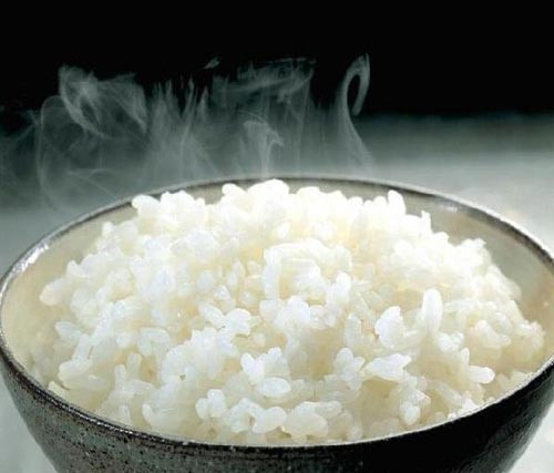 Mặt nạ cơm nóng: Lấy cơm nóng từ trong nồi, nắm thành viên, đặt lên giữa mũi rồi từ từ lăn đều ra 4 phía xung quanh mũi. Dùng nước sạch rửa sạch, sau đó bôi thêm 1 lớp nước hoa hồng là được. Mỗi ngày dùng cơm nóng đắp mũi, có tác dụng làm cho mũi mềm, đẹp.