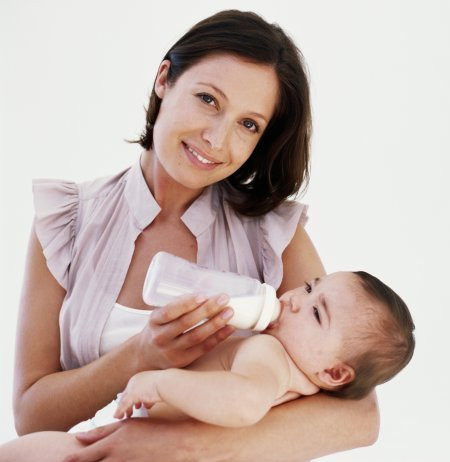 Cho trẻ uống sữa ngoài quá sớm. Trẻ bú sữa bình hoặc sữa ngũ cốc sẽ ngủ lâu hơn sau bữa ăn. Nhiều bà mẹ nghĩ rằng, đây là dấu hiệu trẻ cần bú thêm sữa ngoài chứ không chỉ sữa mẹ. Thực ra sữa bò và ngũ cốc lâu tiêu hơn sữa mẹ. Trẻ không đói, sẽ bú mẹ ít hơn do đó lượng sữa mẹ sẽ giảm.