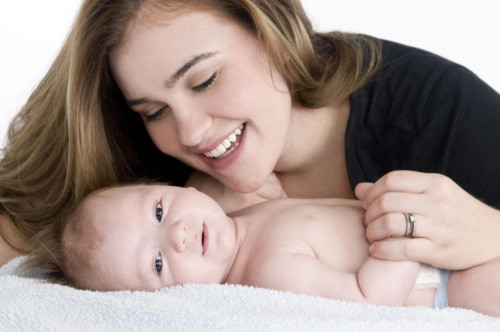 Mẹ không cho trẻ bú đủ thường xuyên. Đây là nguyên nhân thông thường dẫn đến việc người mẹ ít sữa. Một số bà mẹ cho trẻ bú một đến hai lần mỗi ngày, lại có bà mẹ không cho trẻ bú đêm, một số người mẹ bỏ bữa bú vì nghĩ rằng có thể “để dành” sữa. Lại có bà mẹ đi làm cả ngày, trẻ ở nhà chỉ được chăm sóc qua quýt bằng các thức ăn loẵng khác.