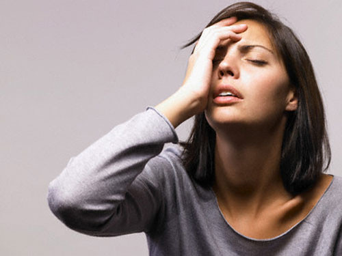 Nghỉ ngơi không đủ: Việc tiết sữa sau khi sinh phụ thuộc vào việc tuyến yên tiết ra prolactin, bên cạnh việc cho con bú sớm để kích thích tuyến vú thì nếu không nghỉ ngơi đầy đủ sẽ làm ảnh hưởng đến hoạt động của tuyến yên, khiến cơ thể rất khó tiết ra sữa nuôi con.