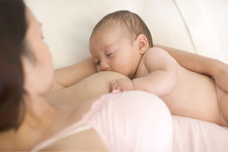 Tư thế cho con bú không chính xác: Việc cho con bú với tư thế không chính xác có thể khiến bé không hút được sữa và làm đau mẹ trong khi ăn. Điều đó sẽ dẫn đến hậu quả: một là tuyến vú ít khi nhận được kích thích nên không có phản xạ tiết sữa thường xuyên, hai là khi bị đau vú khi cho con bú, người mẹ thường sản sinh tâm lý khó chịu và rất “ngại” cho con “ngậm ti”.