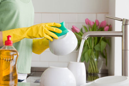 Tiếp xúc với các chất hóa học hoặc thuốc trừ sâu. Bé có thể bị ngộ độc khi bú phải sữa mẹ có nhiễm những chất trên. Vì vậy, khi cho con bú thì tốt nhất người mẹ không nên tiếp xúc với những hoạt chất như thuốc trừ sâu, thuốc diệt cỏ… và tránh xa môi trường độc hại.