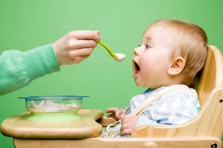 Bé ăn được cháo và cơm nhão. Khi bé đến tuổi, thích cắn hoặc cho vào miệng những thứ cầm nắm được thì đó là lúc hệ tiêu hóa của bé đã phát triển. Mẹ có thể cai sữa cho con và bắt đầu cho bé ăn cháo hoặc cơm nát và nên cho bé ngồi ăn chung cùng trò chuyện, vui chơi cùng gia đình trong bữa ăn không chỉ giúp bé thích thú với bữa ăn mà con giúp bé phát triển trí não và tình cảm gia đình thêm gắn kết.
