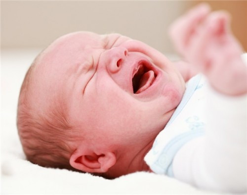 Giấc ngủ ban đêm bị gián đoạn, bé thức giấc và quấy khóc do đói.