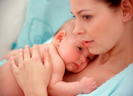 Đau ngực: Có thể do ngực bị nhiễm trùng hoặc cơ ngực bị căng vì phải gắng sức khi chuyển dạ. Tuy nhiên, nó cũng có thể là dấu hiệu của tắc mạch phổi và không thể lơ là. Nếu bạn bị đau ngực, thở ngắn và ho, bạn cần nhập viện khẩn cấp.